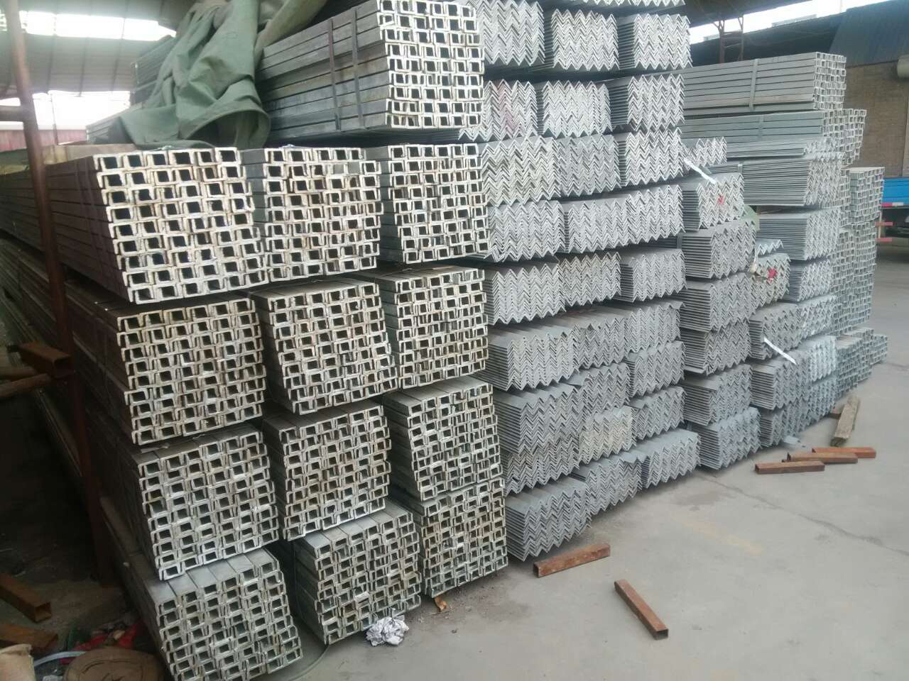 祥林钢材新到300吨镀锌角钢、槽钢